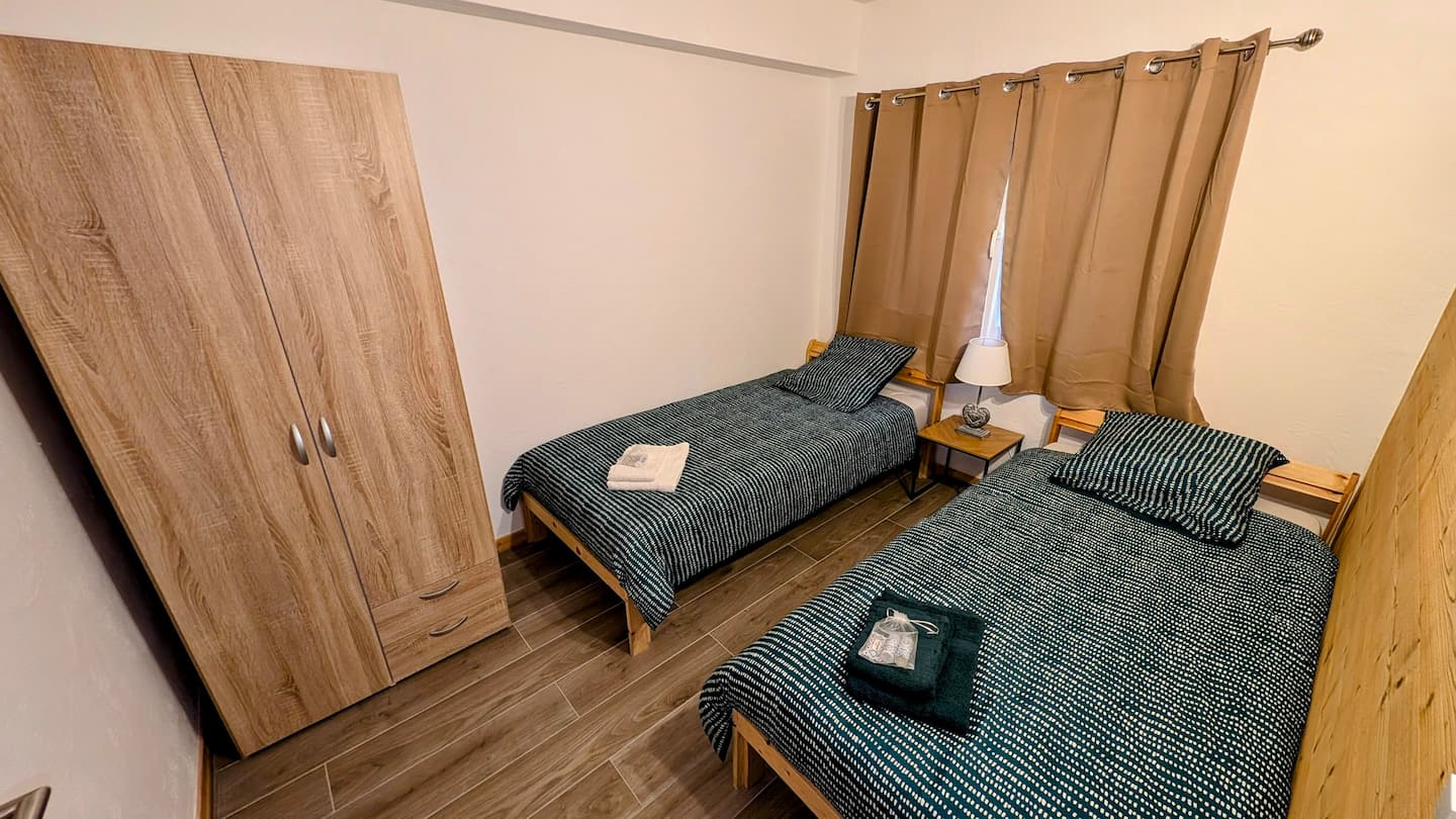 Twin bedroom with two single beds and wardrobe