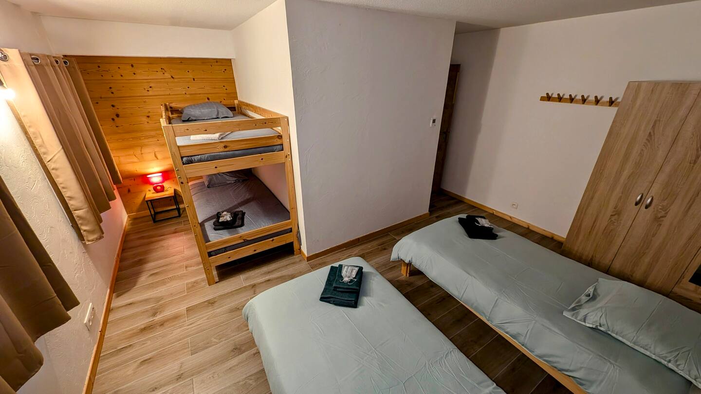 Flexible fourth bedroom with single beds and bunk beds