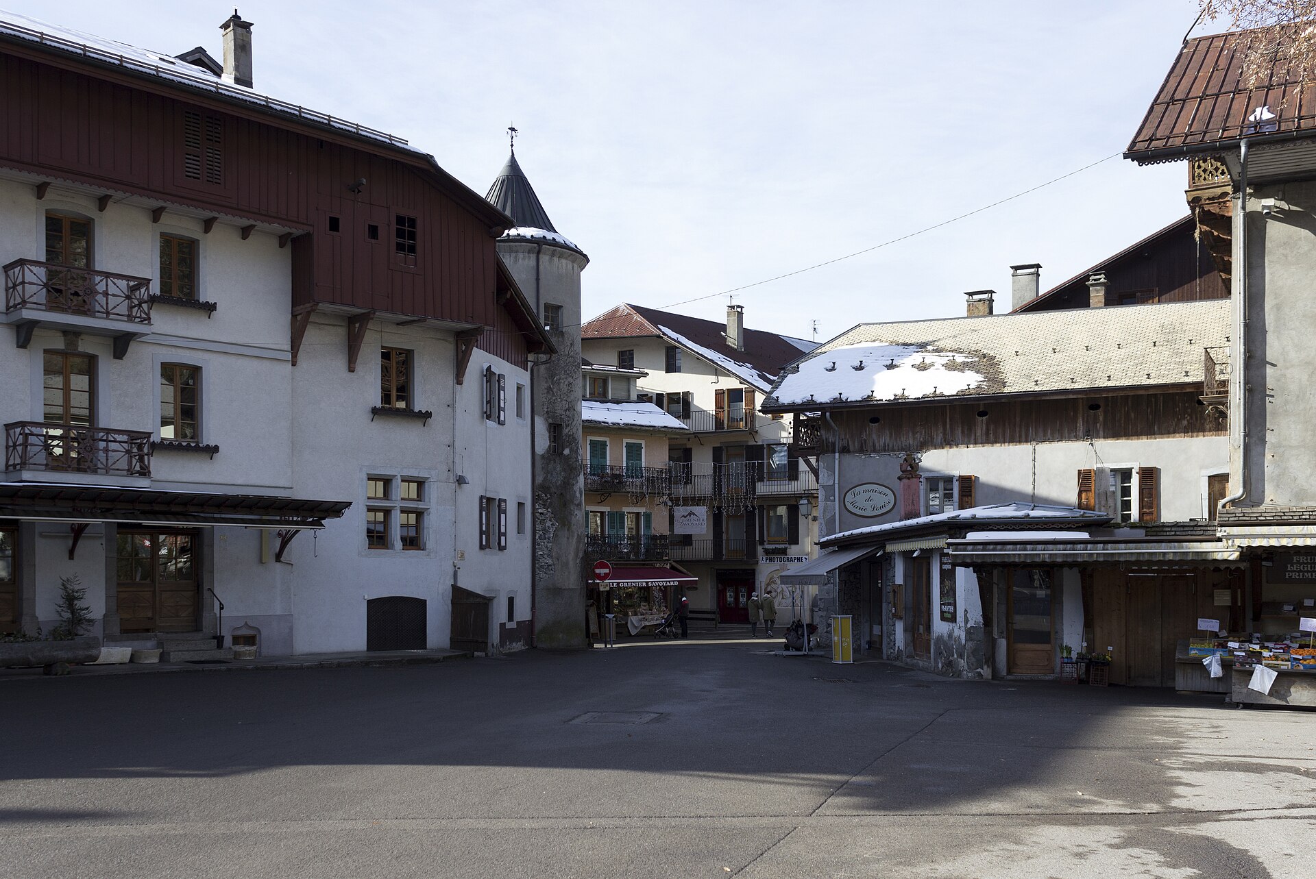 Snow-covered Place du Gros-Tilleul in Samoëns